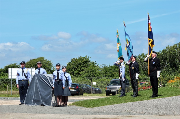 Salute before the unveiling of the memorial